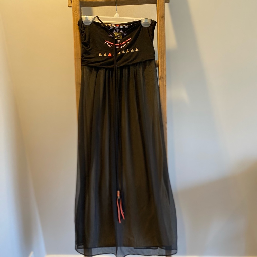 Strapless dress with ties to make a halter or tie like a lariat.